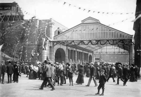 Crowds await a royal visit at Manchester Victoria in 1905