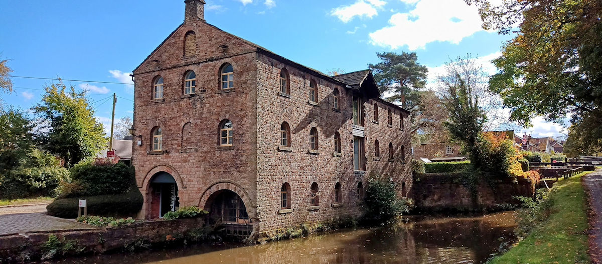 Oldknow's Warehouse between Lock 9 and 10